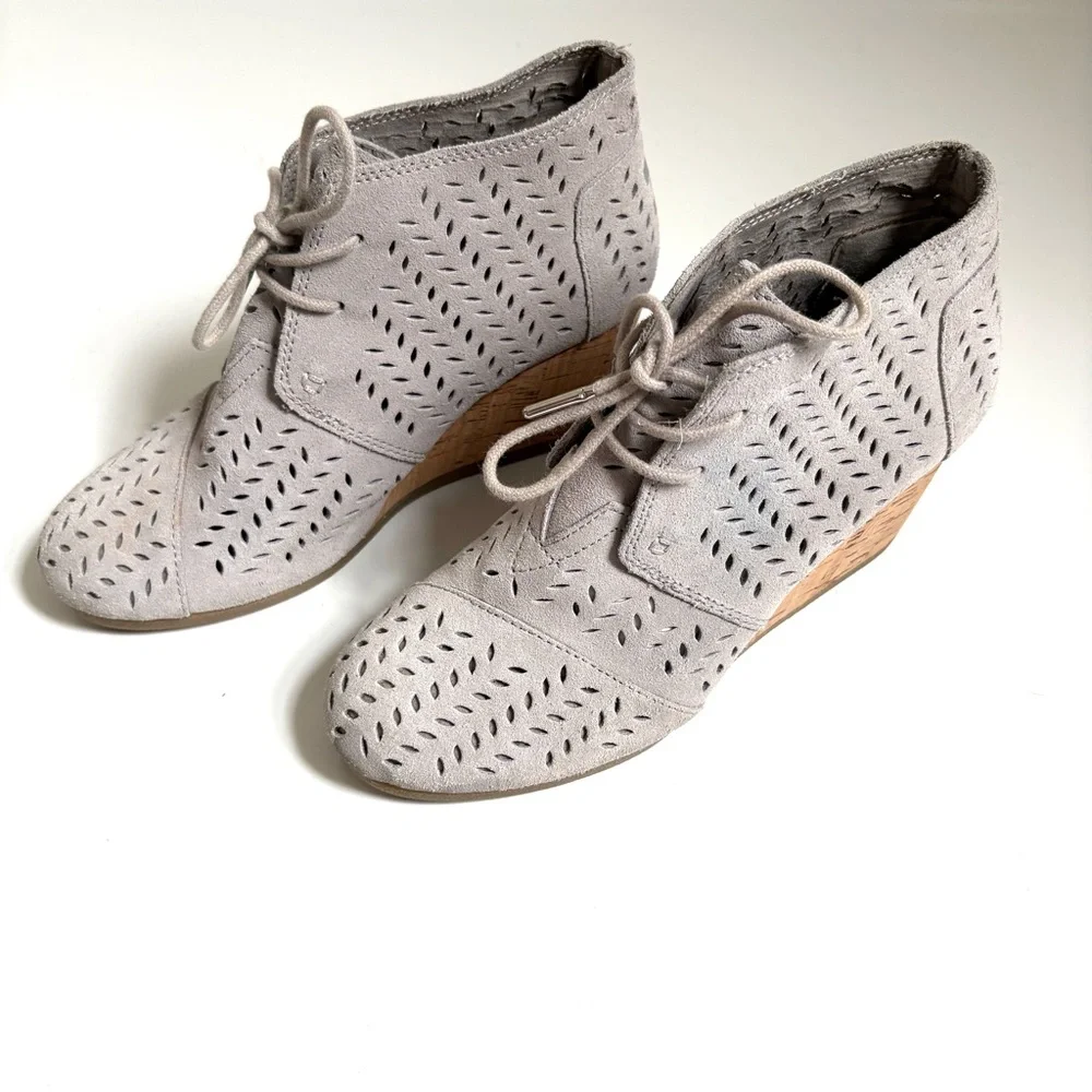 Toms |‎ Women’s Gray Desert Wedge Drizzle Perforated Leaf Ankle Boot Tie Size 8